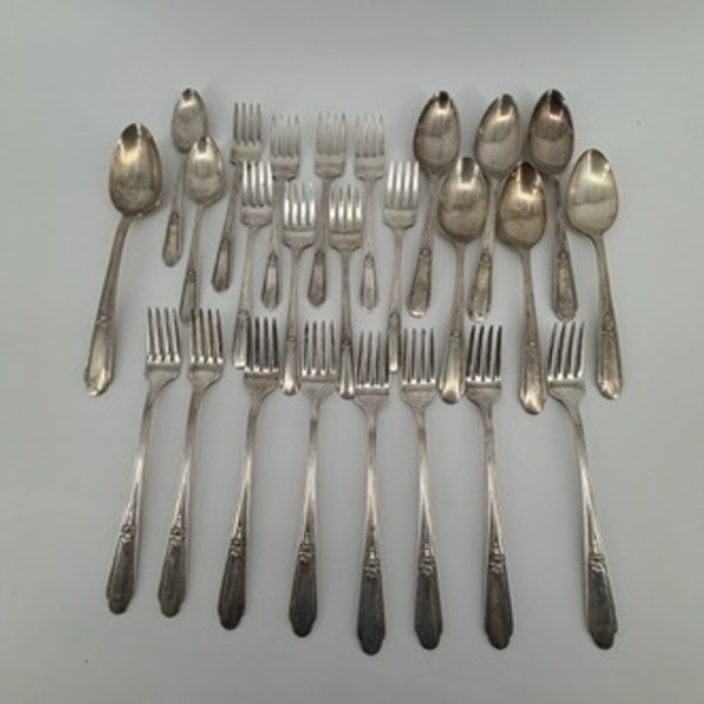 Wm Rogers Silverplate Memory Pattern Flatware Set 25 Pieces International Silver
